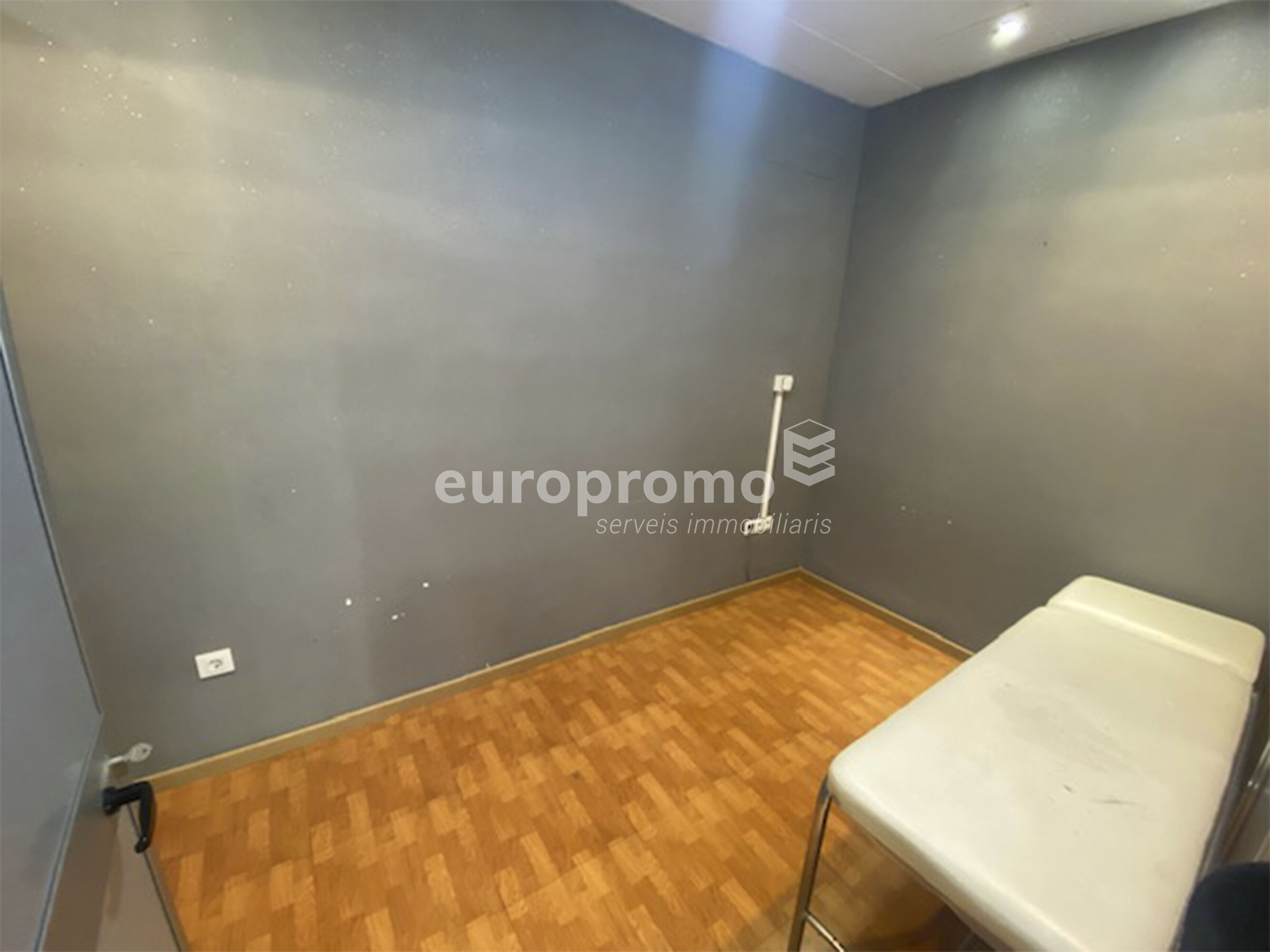 Local comercial de 60m2 situat en el  centre de Girona plaça Josep pla!